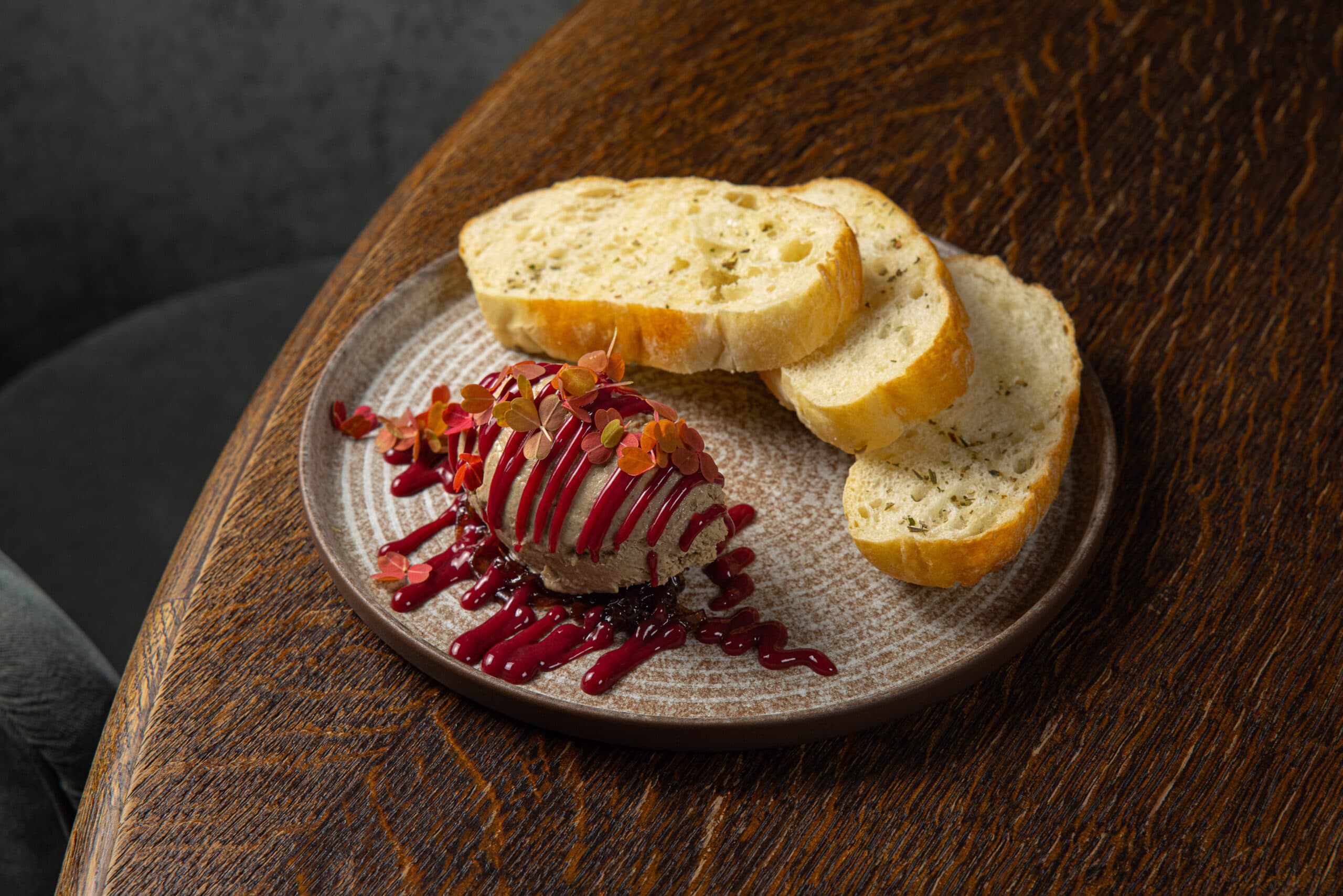 Куриный паштет с луковым мармеладом и брусничным соусом